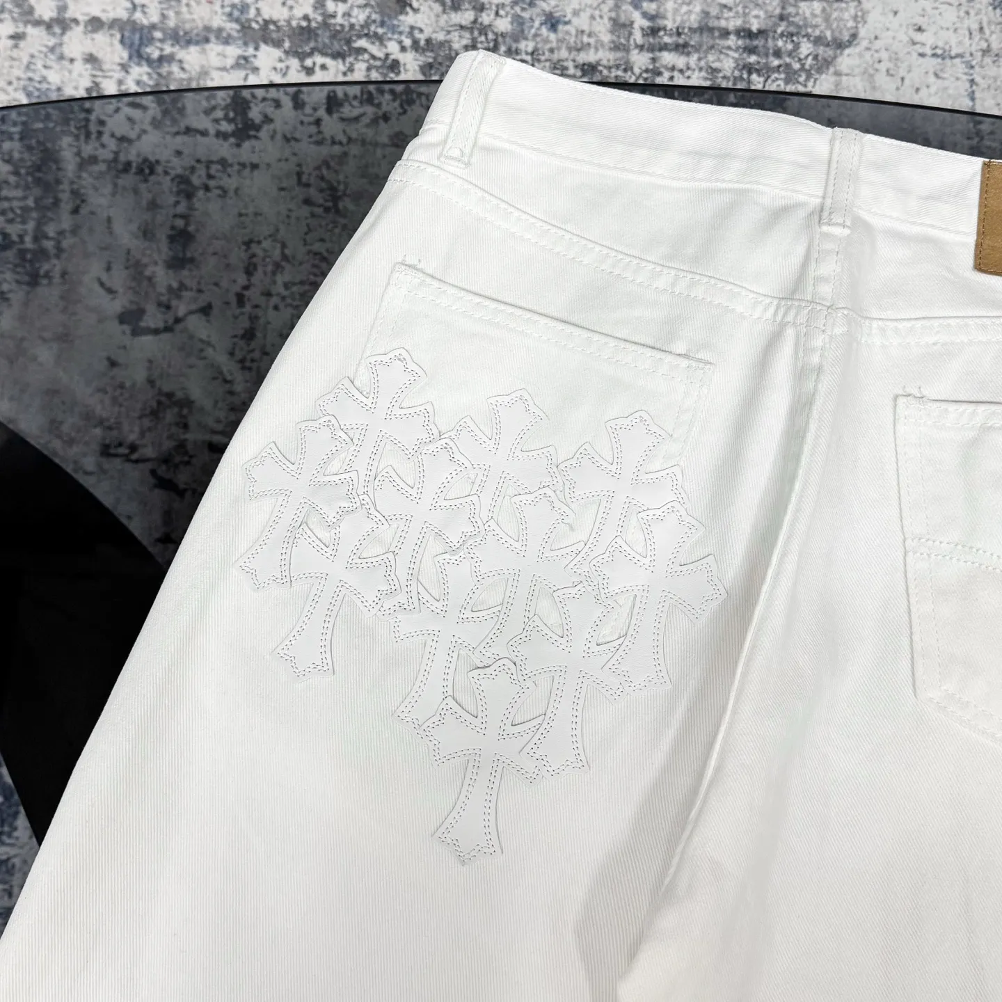 P280 Chrome Hearts/Chrome Hearts 25FW CH top denim large cross leather jeans (white) Chrome Hearts white cow king jeans Chrome Hearts' most popular color pants are made of beaded canvas fabric. Heavy washing makes the upper body of the fabric more textured and the pants are tall and straight! The three-dimensional cutting of the whole trousers is a masterpiece! The hardware is customized by zp. The beaded canvas fabric is thick and soft after being washed. It has good breathability. Customized small leather label. Unique design. The details are in place, simple and elegant, and the workmanship is exquisite. The whole trousers are neatly routed and the details are in place. Look for the correct version. Size: 28 30 32 34 (corresponding to s-xl) Detailed size can be found in Figure 9